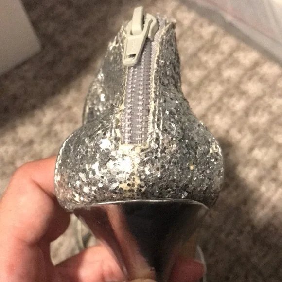 🐝 Genuine Leather Aldo Cut Out Crazed Silver Sparkle Heals - Picture 9 of 10